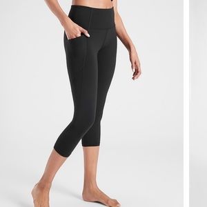 ATHLETA: salutation stash pocket Capri; black; XS